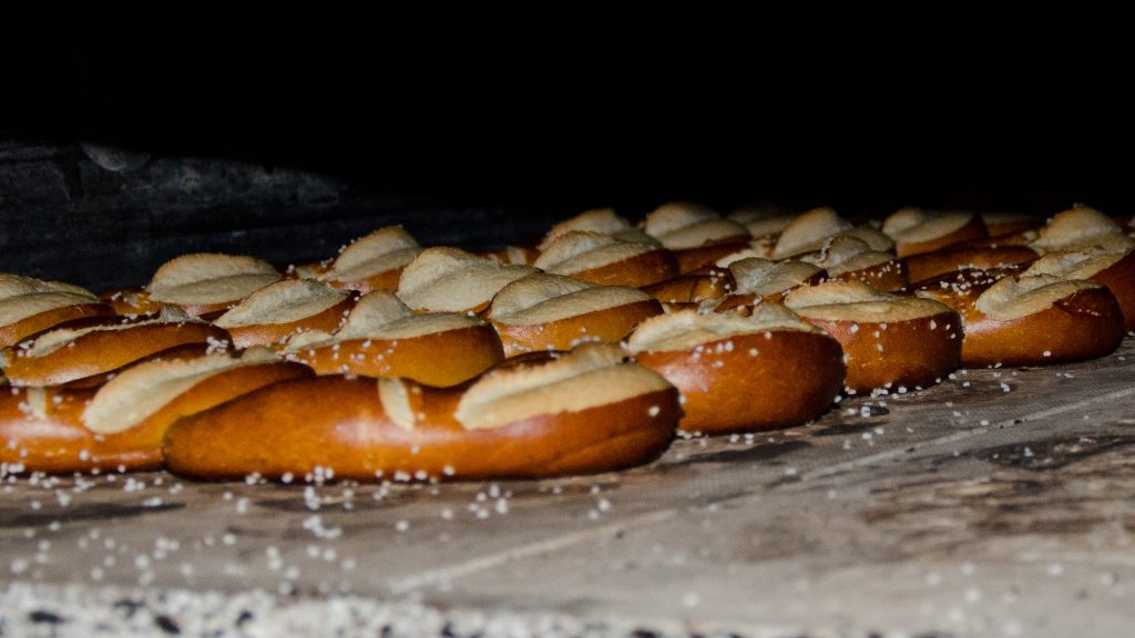 Stemke-Brezeln backen direkt auf dem Steinofen.