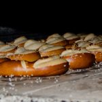 Stemke-Brezeln backen direkt auf dem Steinofen.