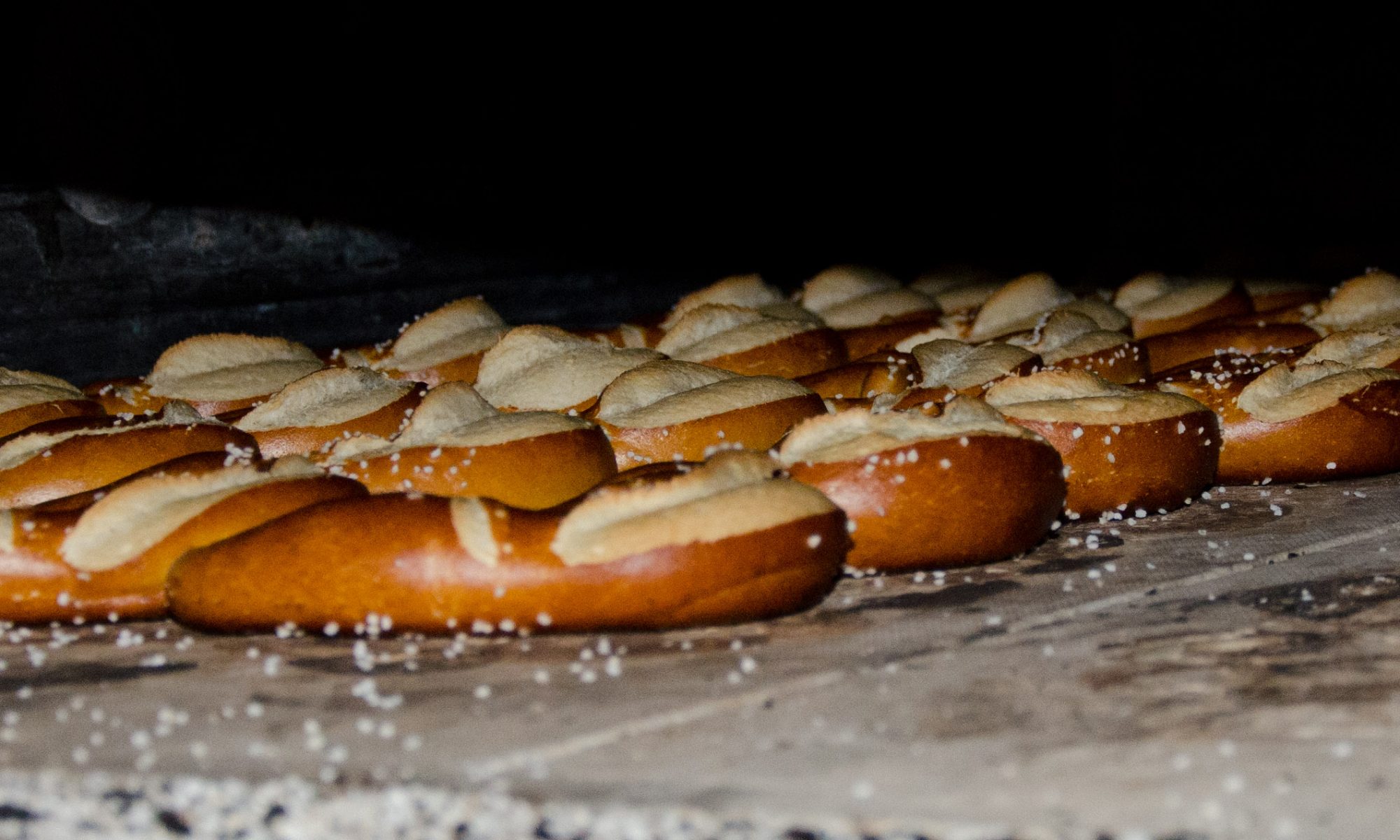 Stemke-Brezeln backen direkt auf dem Steinofen.