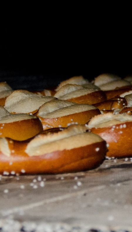 Stemke-Brezeln backen direkt auf dem Steinofen.