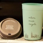 Coffe to Go - im Mehrwegbecher. Der Becher ist aus spülmaschinenfestem Kunststoff und kann zu 100% recycelt werden.