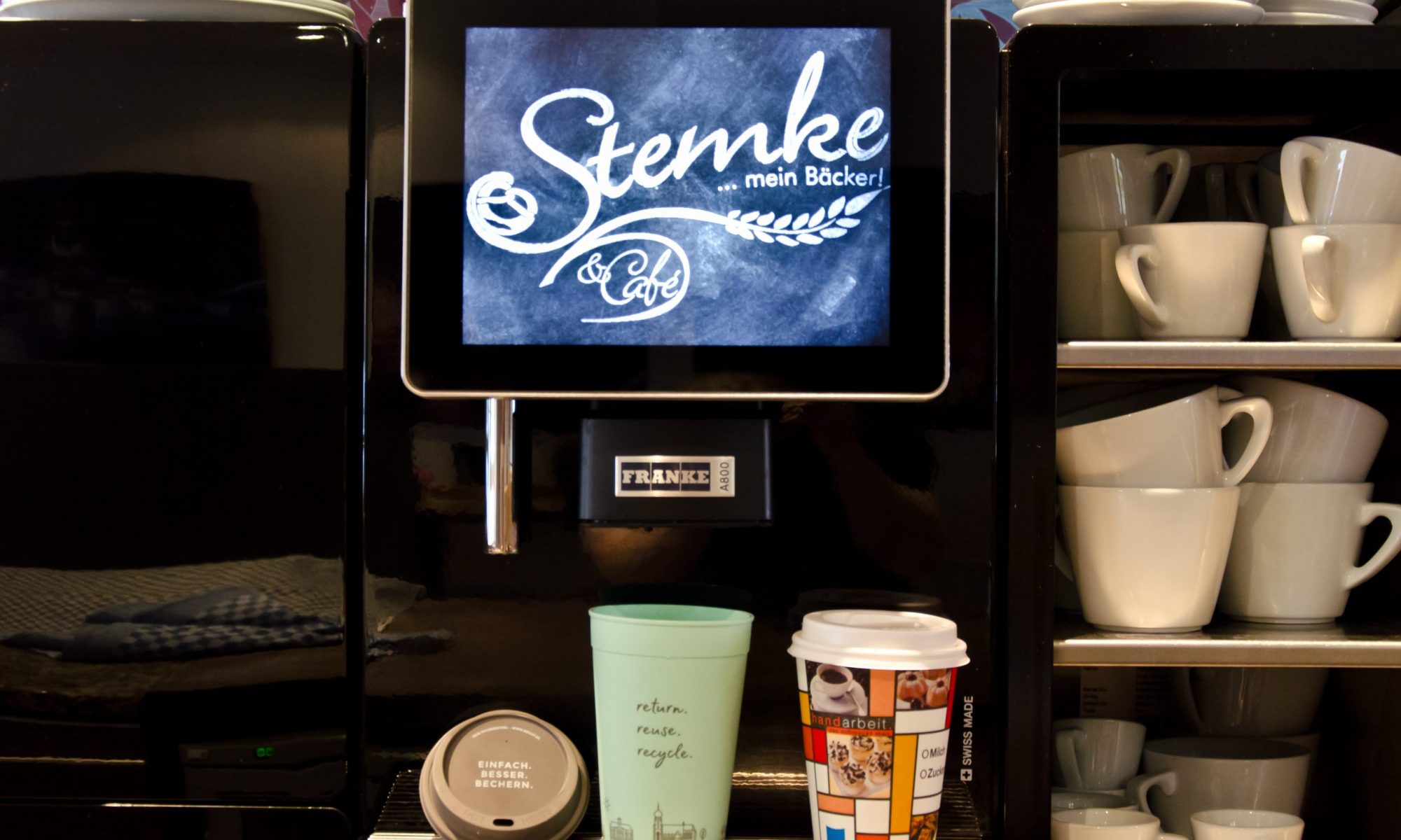 Coffe to Go - im Mehrwegbecher. Der Becher ist aus spülmaschinenfestem Kunststoff und kann zu 100% recycelt werden.