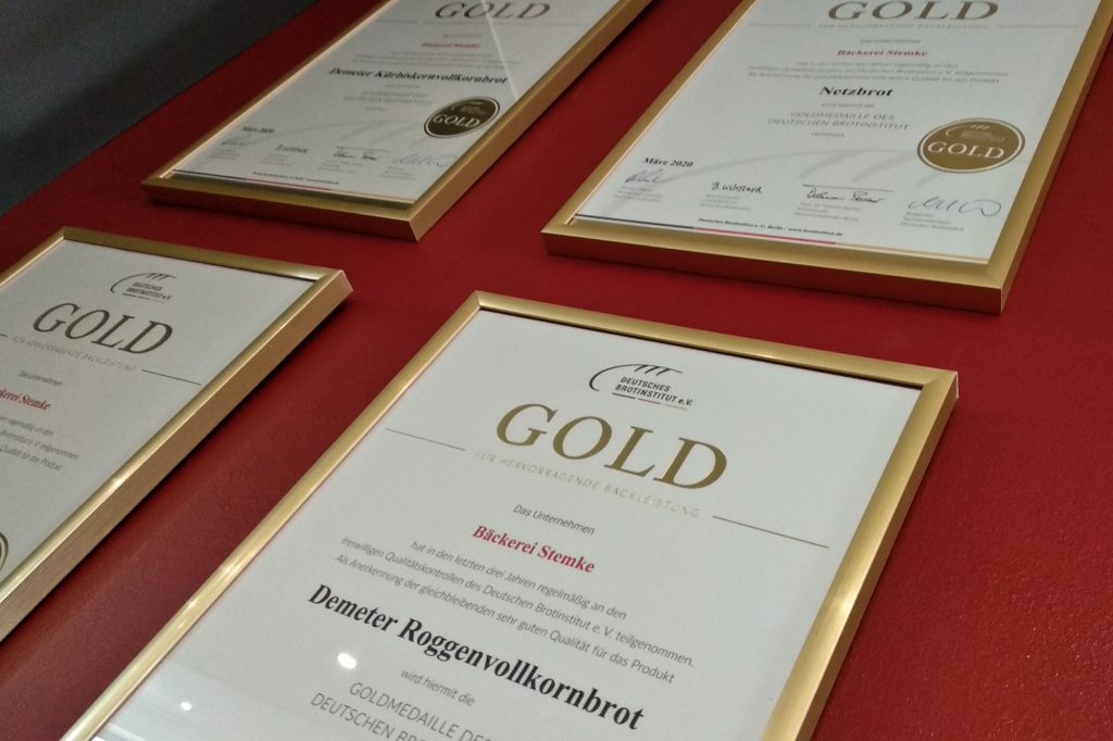 Zertifikate von mit mit Gold ausgezeichneten Broten